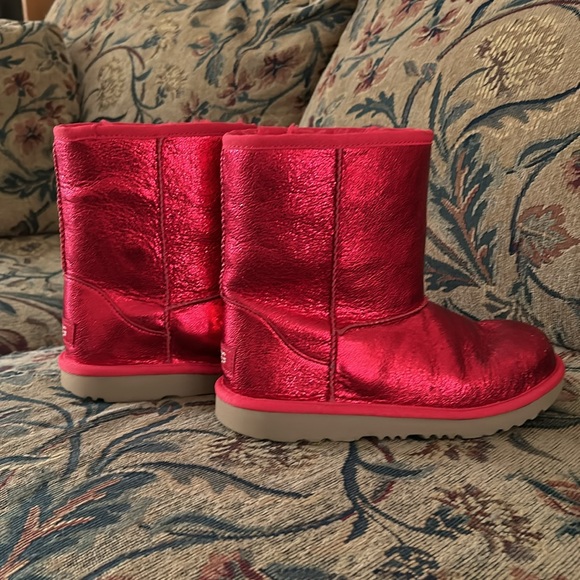 Shiny RED UGG boots! Size 5 but fit like a size 6!!! - Picture 2 of 4